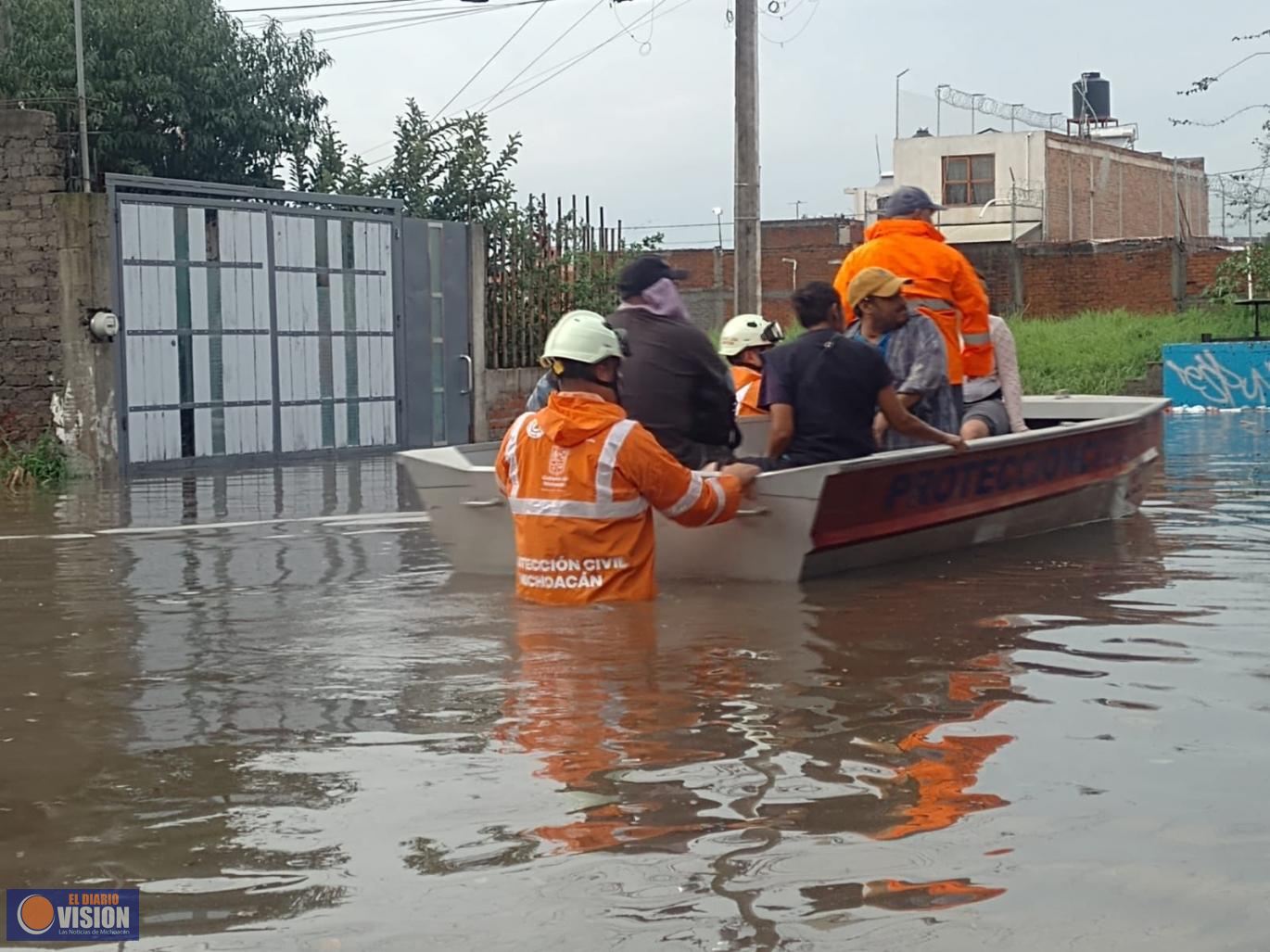 PC estatal apoya a familias de la Carlos Salazar en Morelia, tras inundación por lluvias