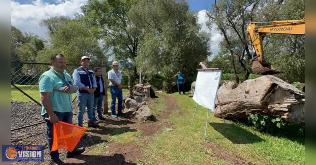 Julio Arreola, Presidente de Pátzcuaro, pone en marcha desazolve que mejora al Lago