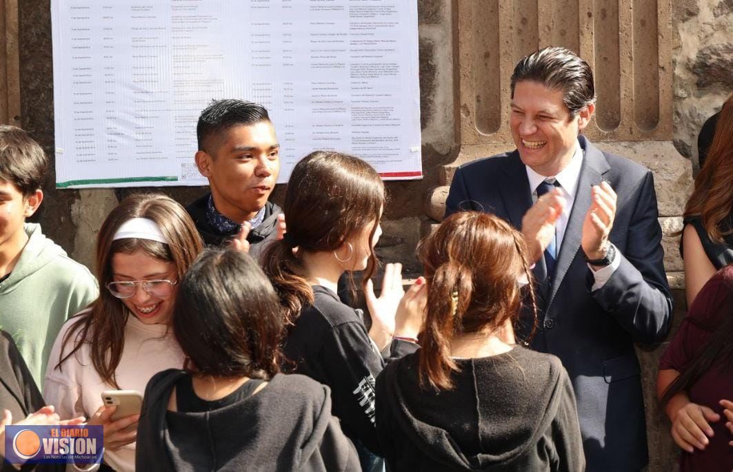 Estudiantes de la Universidad Michoacana reciben a Alfonso Martínez con porras y selfies