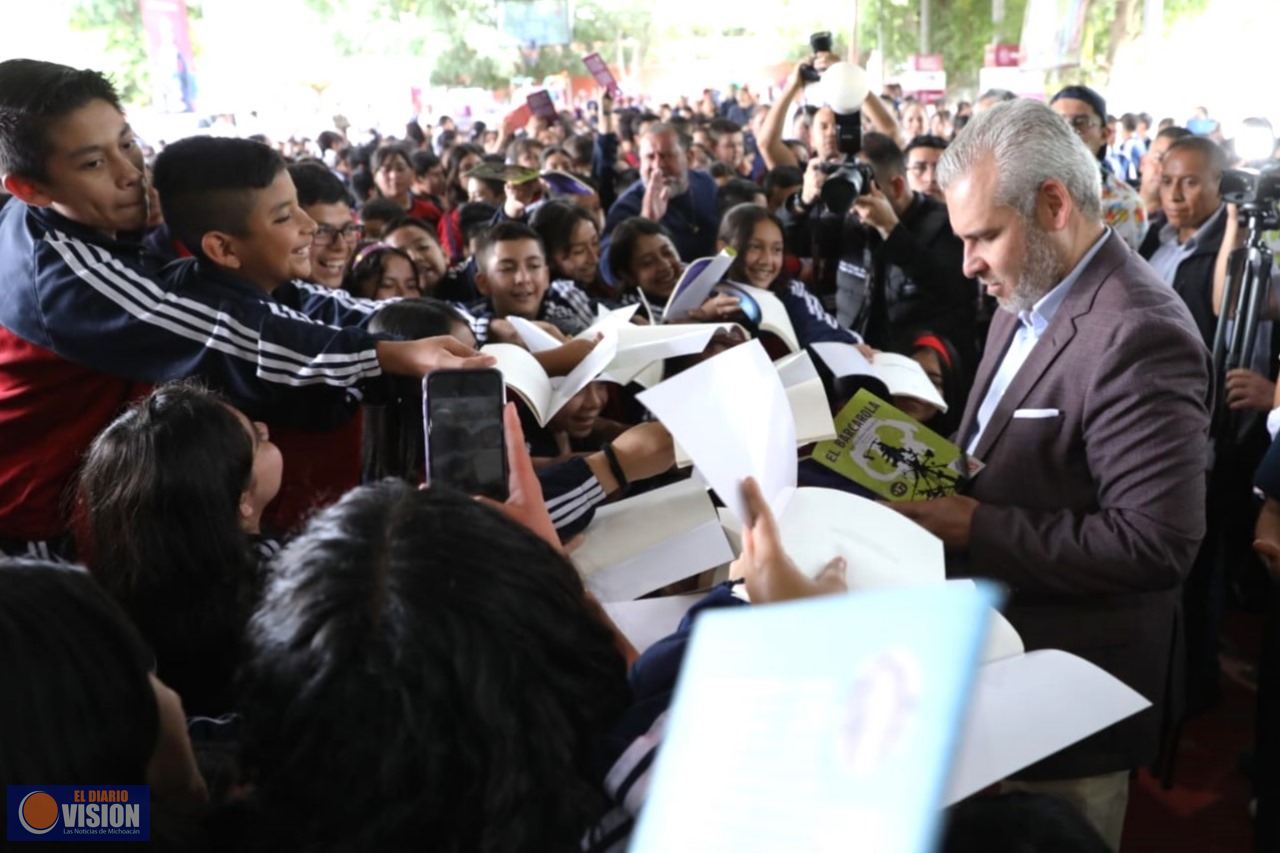 Arranca Bedolla entrega de tenis a estudiantes de secundaria