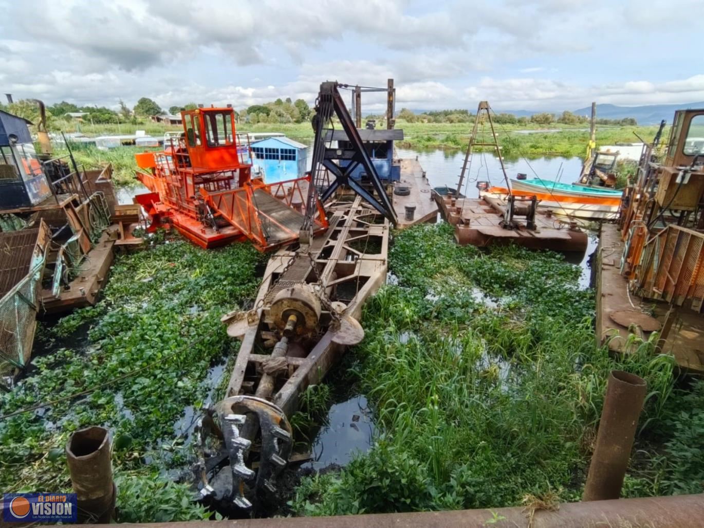 Invierte Estado 45.2 mdp en maquinaria para recuperar lago de Pátzcuaro