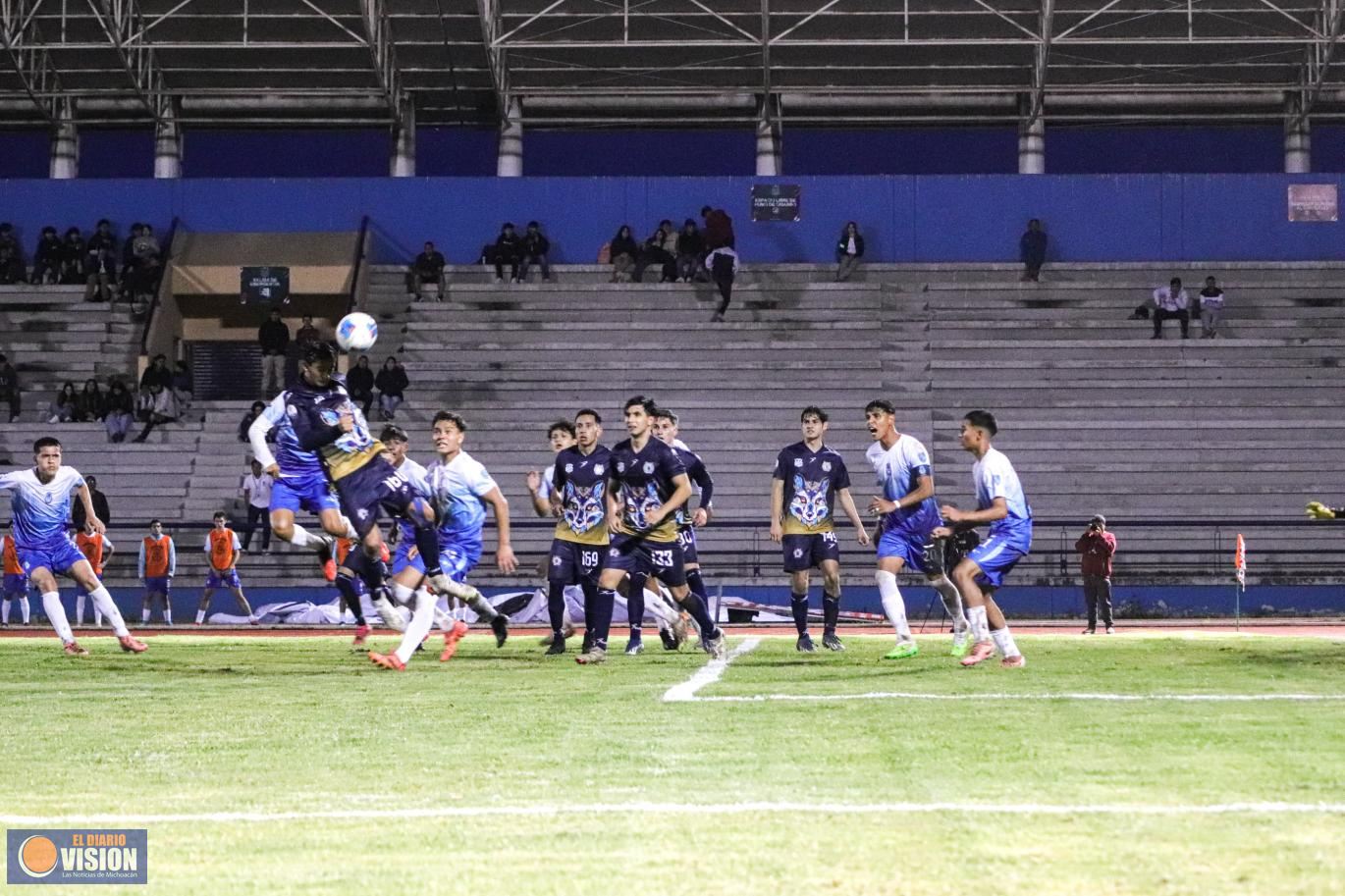 La afición de los Zorros de la UMSNH se dejó sentir en el Estadio Universitario