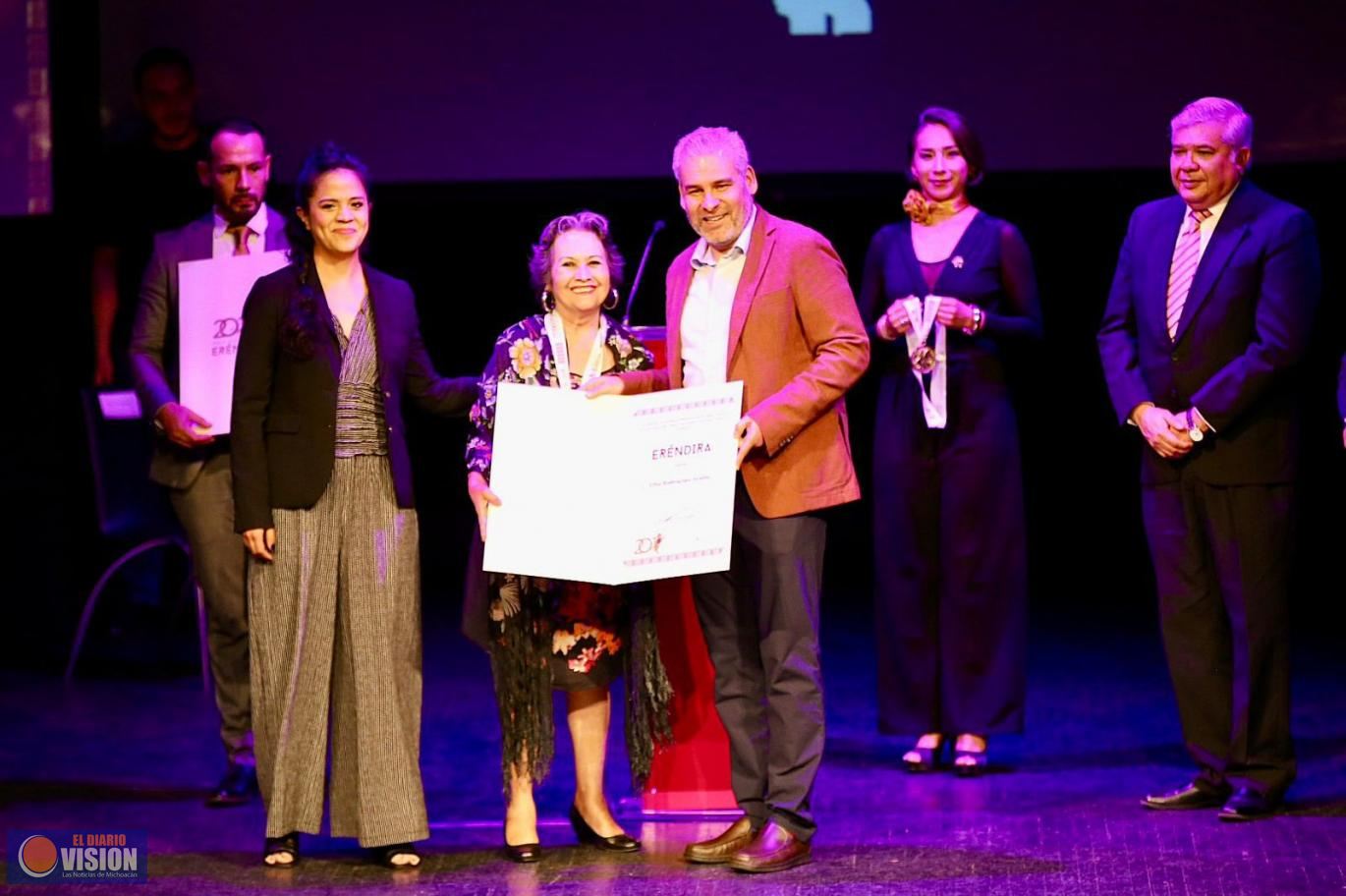 Reconoce Michoacán sus raíces y tradiciones; entrega Bedolla Premio Estatal de las Artes Eréndira