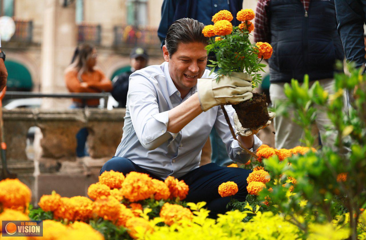 Con miles de flores de cempasúchil ayuntamiento adorna las plazas públicas