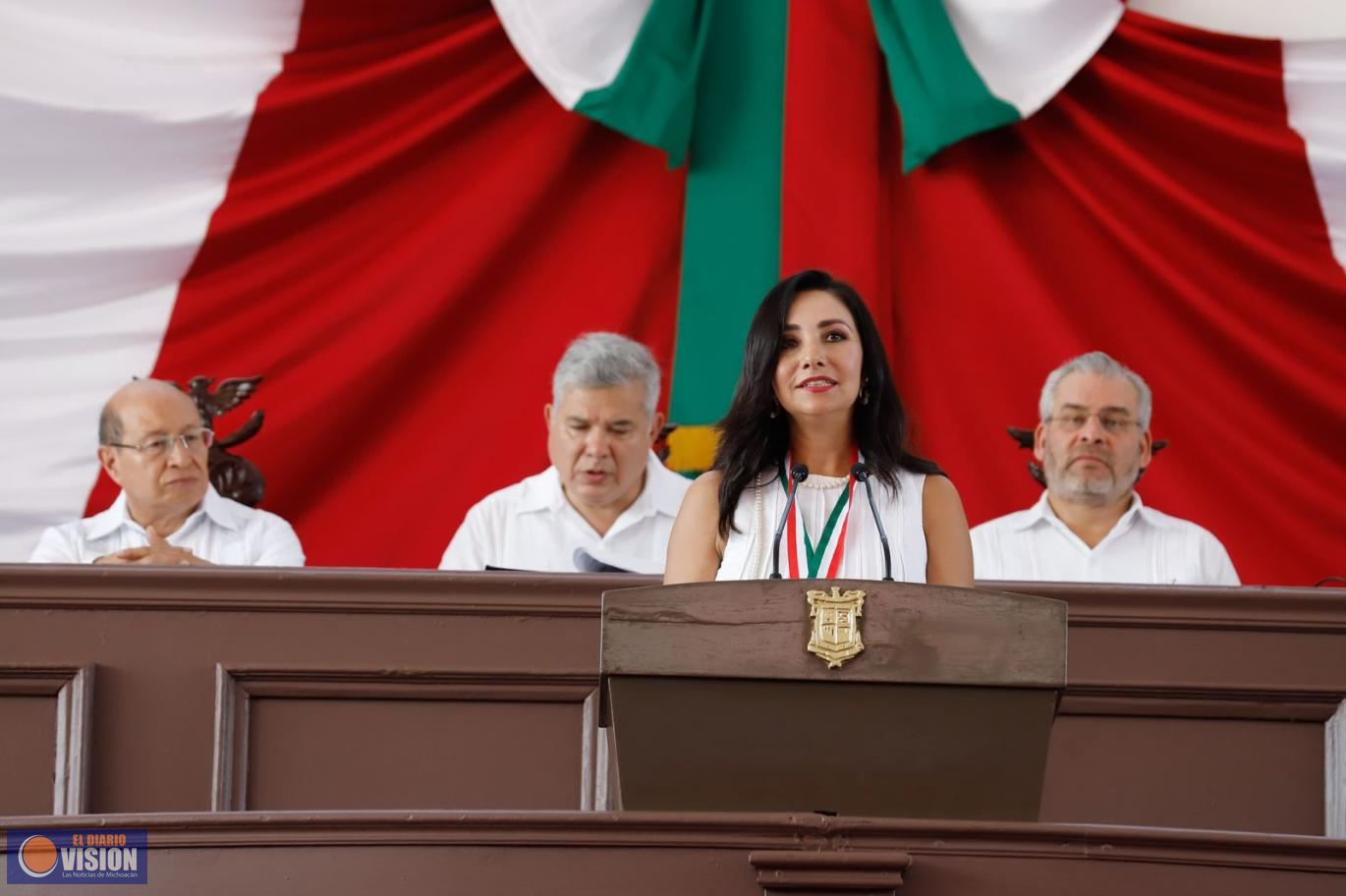 Alma Bahena recibe Presea “Constitución de 1814”