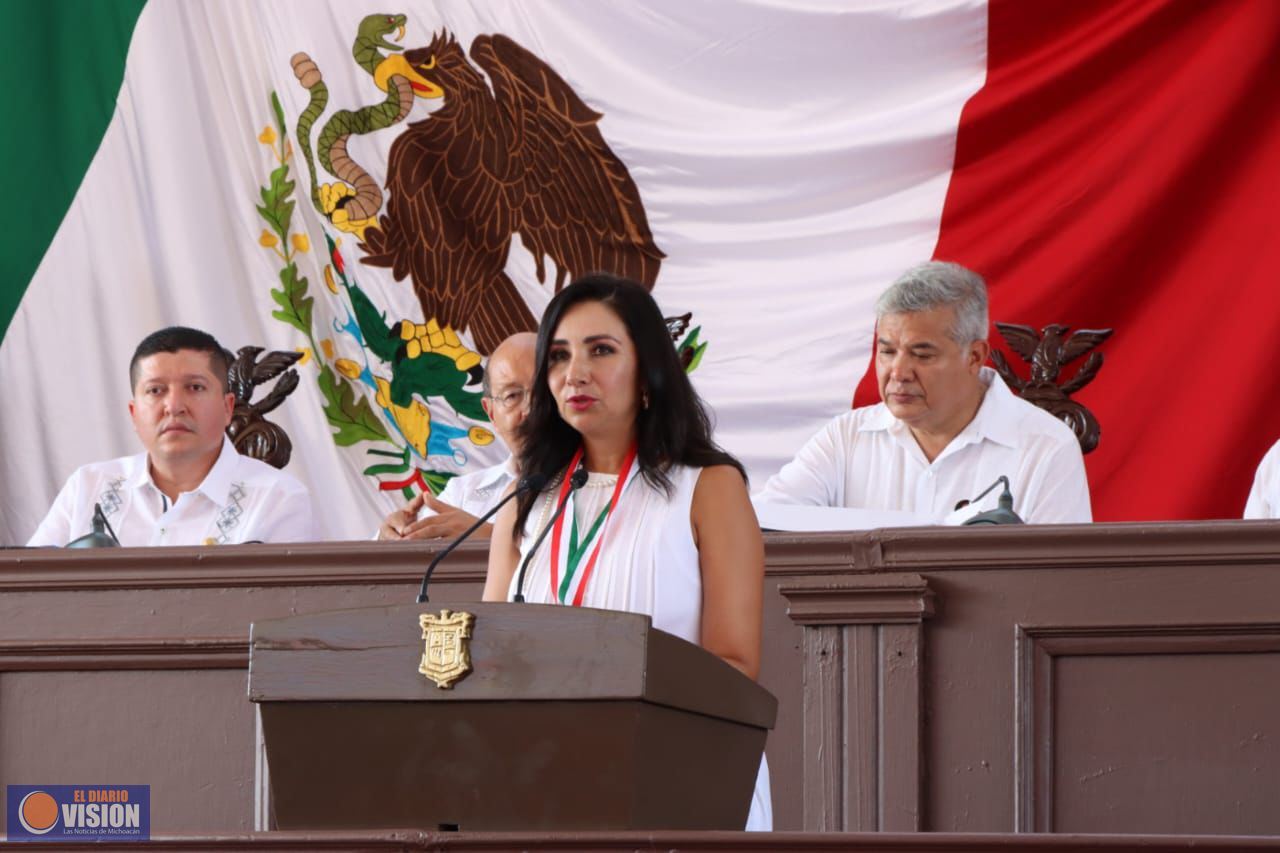 Entrega 76 Legislatura la presea “Constitución de 1814” a Alma Rosa Bahena 