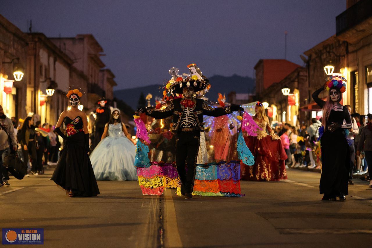 Desfile de Catrinas y Catrines rompe récord: reúne a más de 3 mil 200 participantes