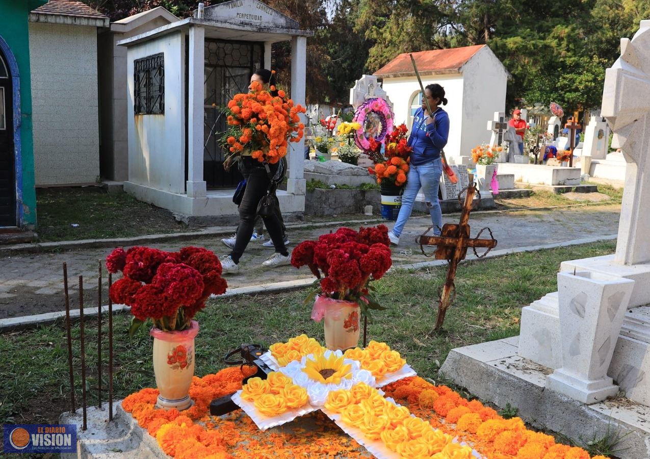 Con orden y tranquilidad, transcurre Día de Muertos en Panteón de Morelia