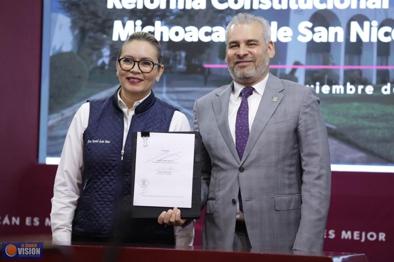 Firma Bedolla iniciativa de reforma constitucional para la UMSNH