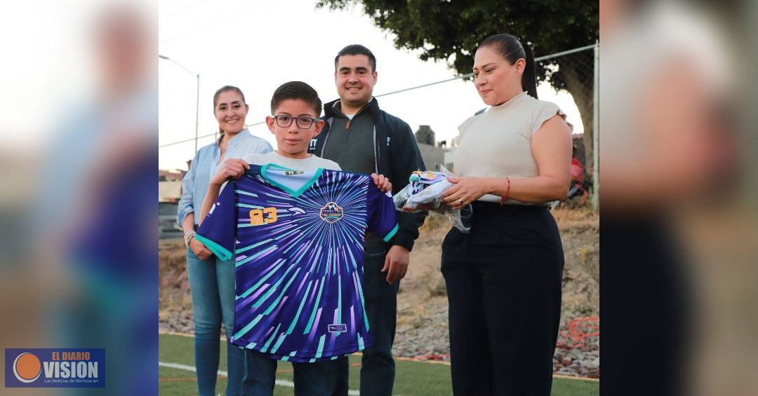 DIF Morelia entrega uniformes a niñas y niños de escuelas de fútbol 