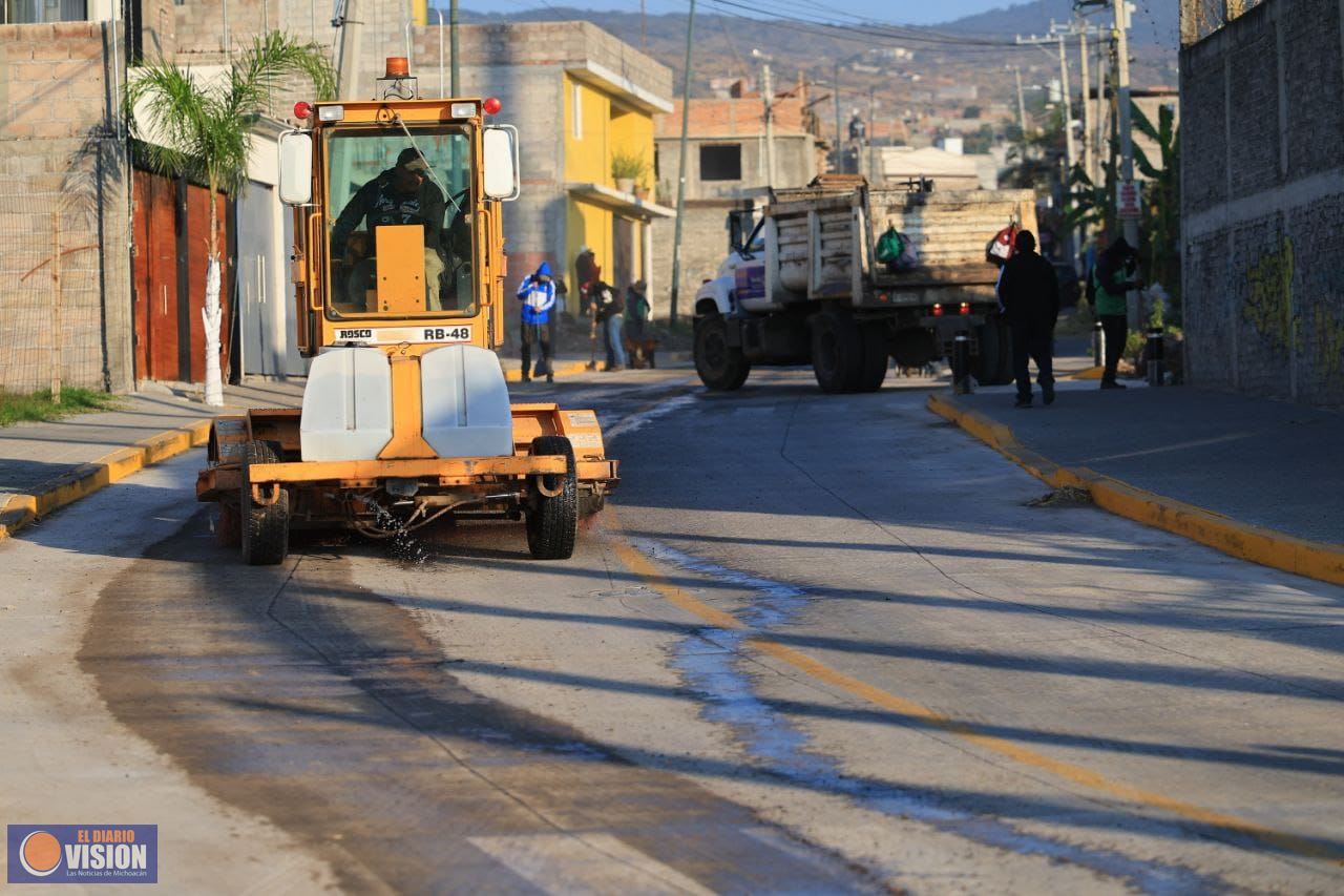 Gobierno de Alfonso Martínez entrega nueva calle con pavimentación integral al poniente