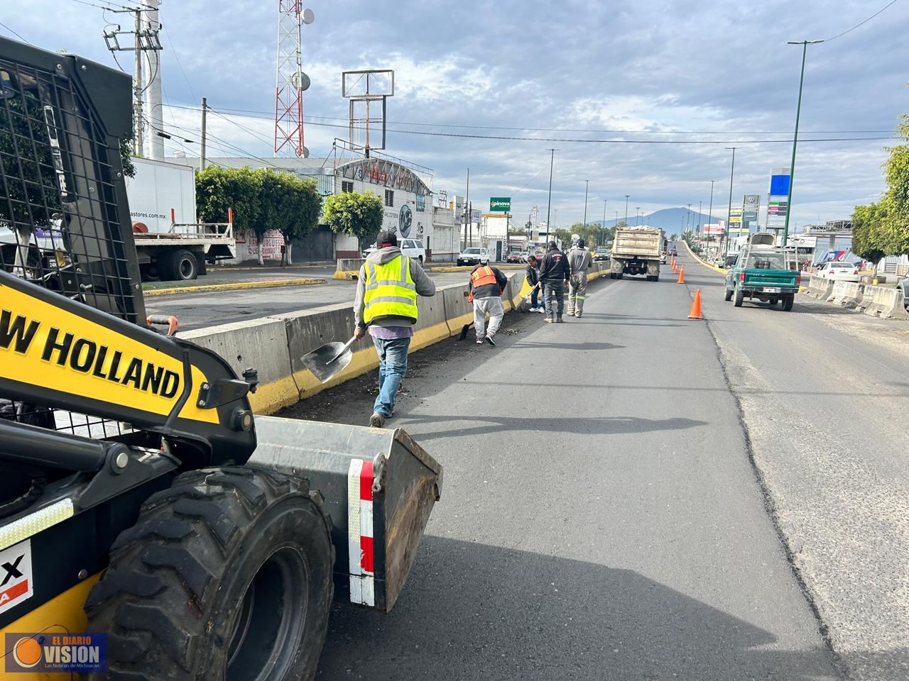 Gobierno de Morelia realiza limpieza de camellones en diversos puntos del municipio