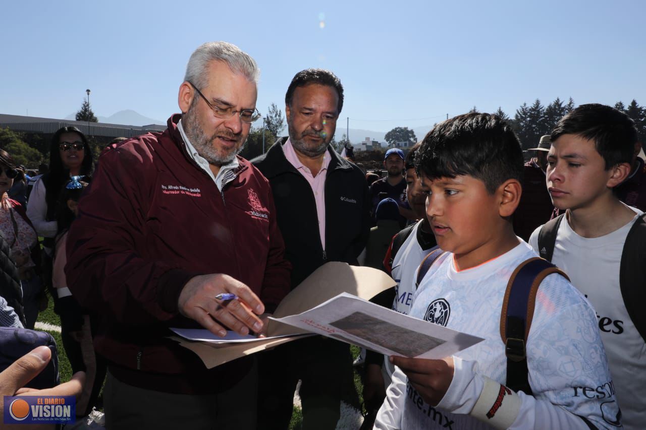 Fútbol para la paz; Bedolla inaugura cancha en Pátzcuaro