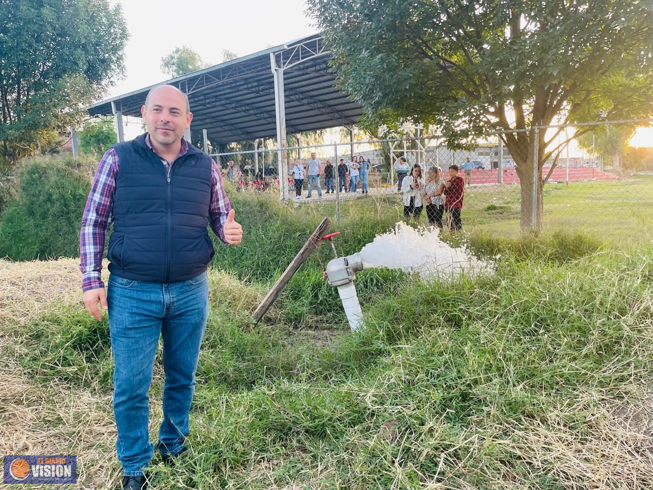 Eric Gaona rehabilita pozo de agua en Cuitzillo Grande