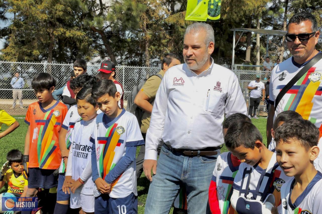 Bedolla comprometido con la paz y la seguridad; inaugura cancha en Quiroga