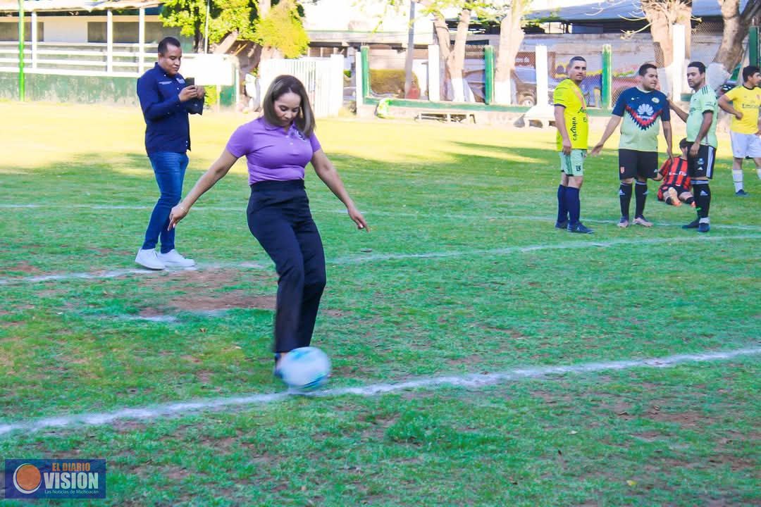 Inaugura Graciela Hernández Arreola,  torneo de fútbol de la liga local de Turicato 