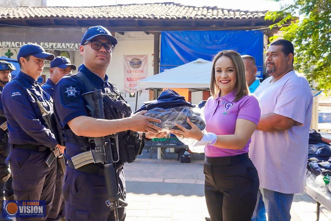 Graciela Hernández Arreola, entrega uniformes a elementos de la Guardia Civil en Turicato 