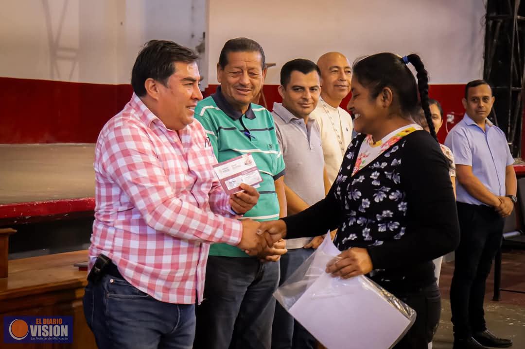 Encabeza Salvador Bastida García, entrega de apoyos del programa 