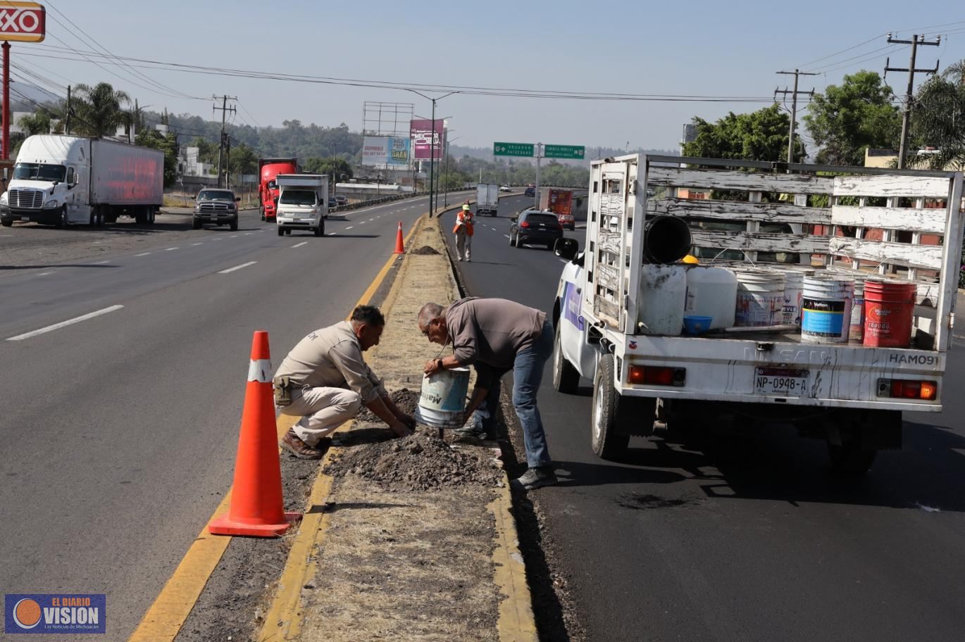 Gobierno de Morelia coloca luminarias en salida Pátzcuaro