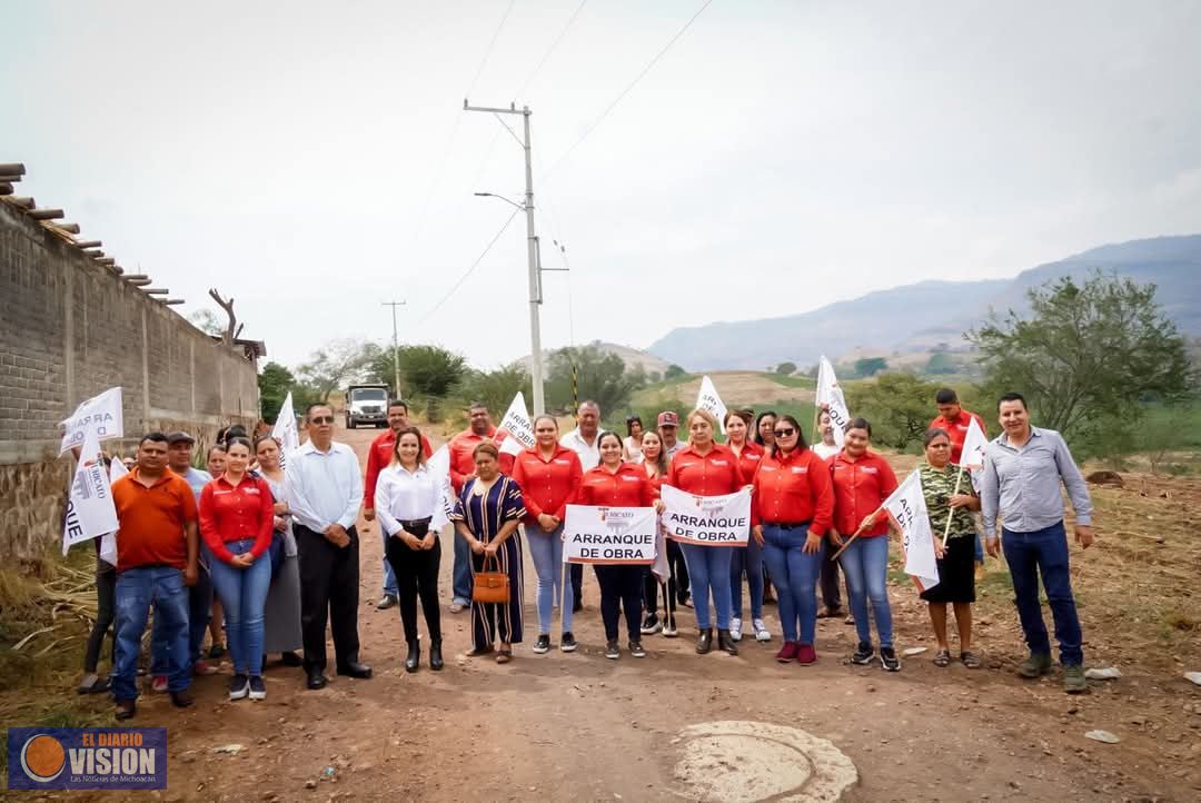 La alcaldesa Graciela Hernández Arreola encabezó obra de electrificación en Puruarán