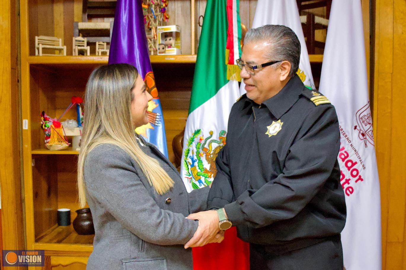 Dayana Pérez Mendoza da la bienvenida al nuevo Capitán de Puerto de Zirahuén
