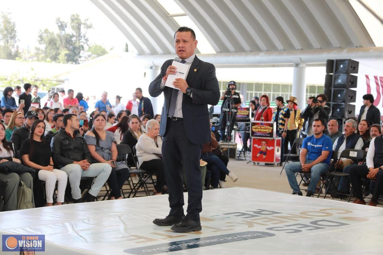 Carlos Torres Piña, convoca a jóvenes: “Sean usuarios, no víctimas digitales”, en foro de la UTM 