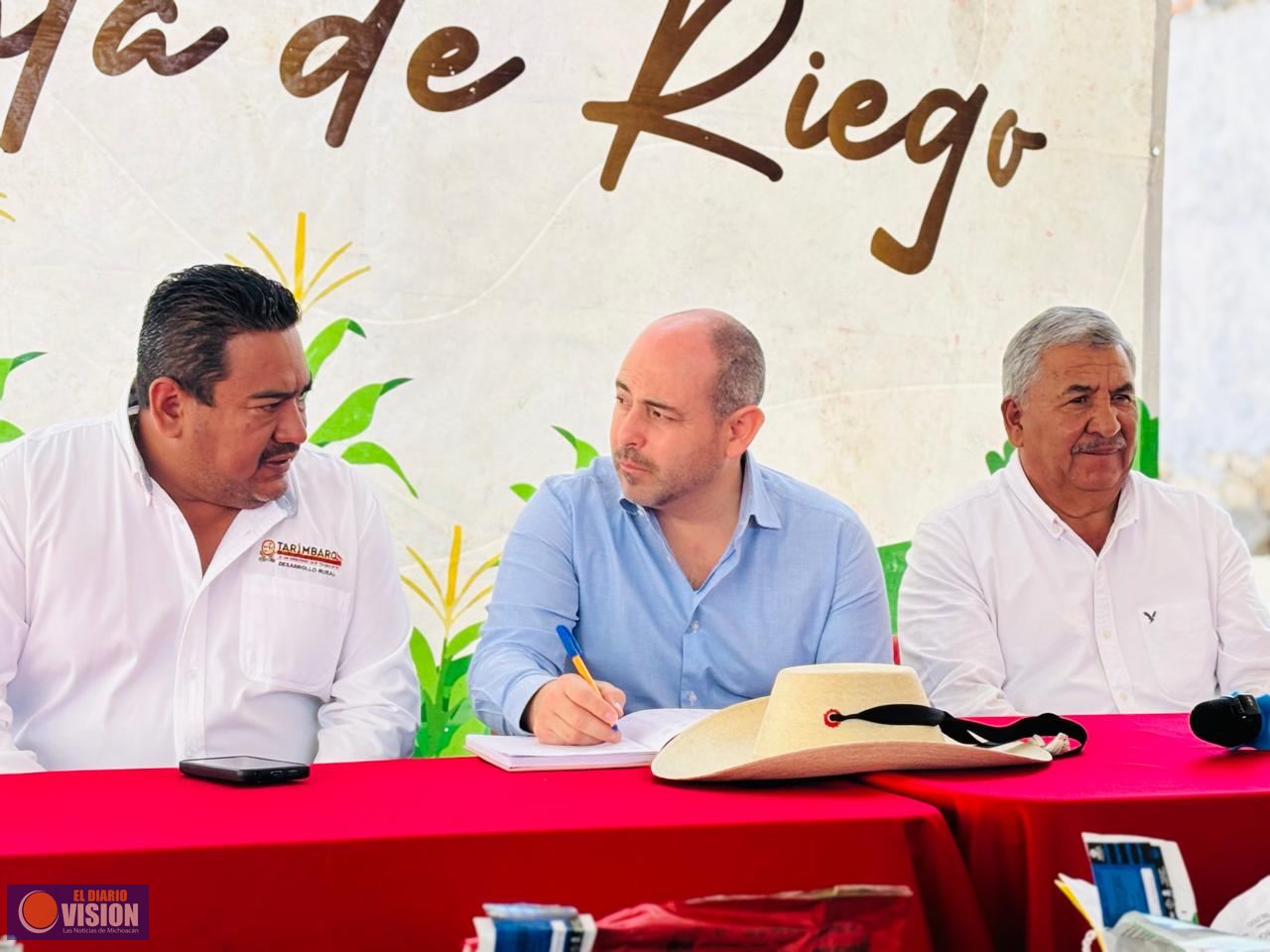 Eric Gaona impulsa al campo tarimbarense con nueva entrega de semilla punta de riego