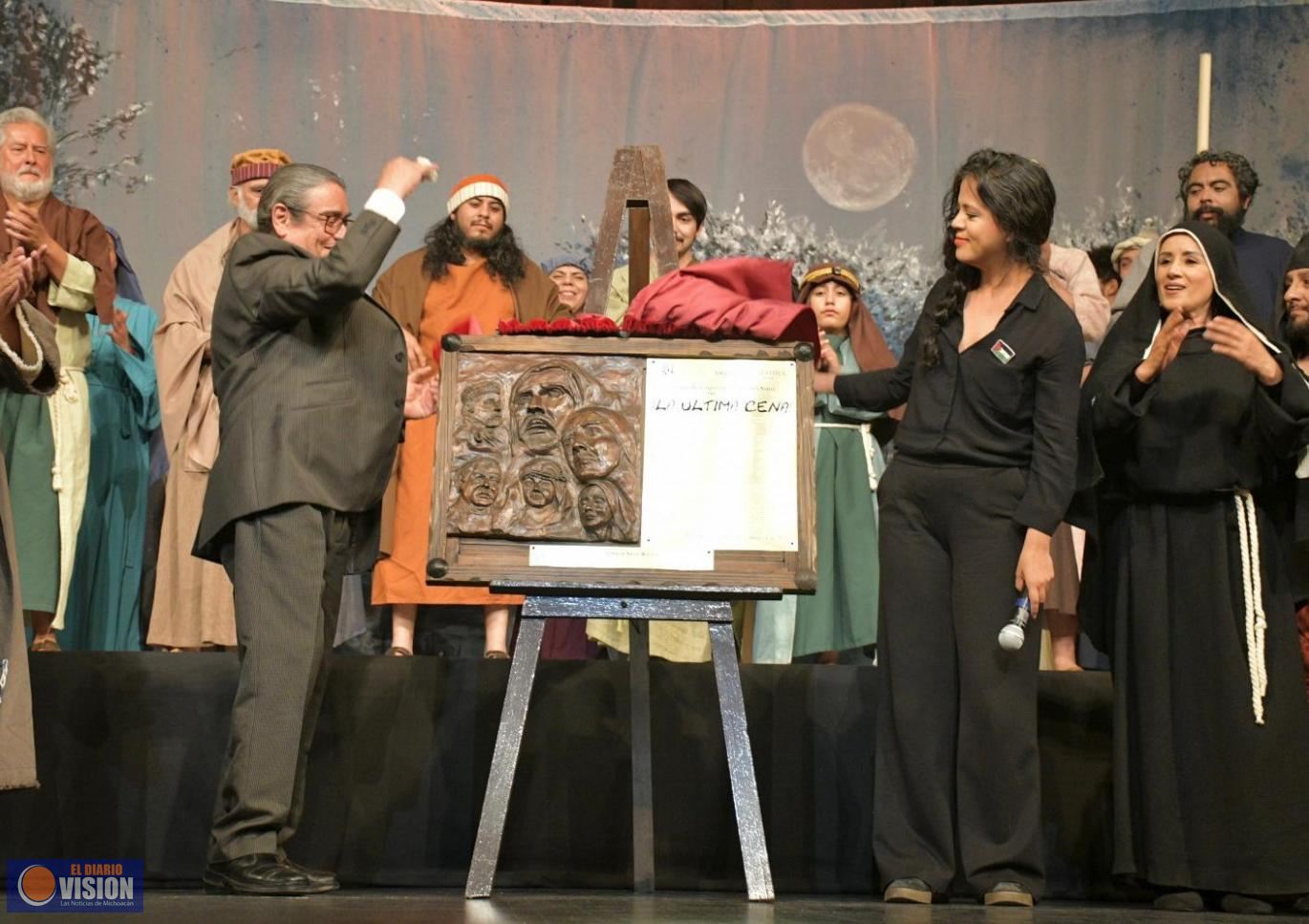 Develan placa por los 10 años de La última cena en el Teatro Melchor Ocampo