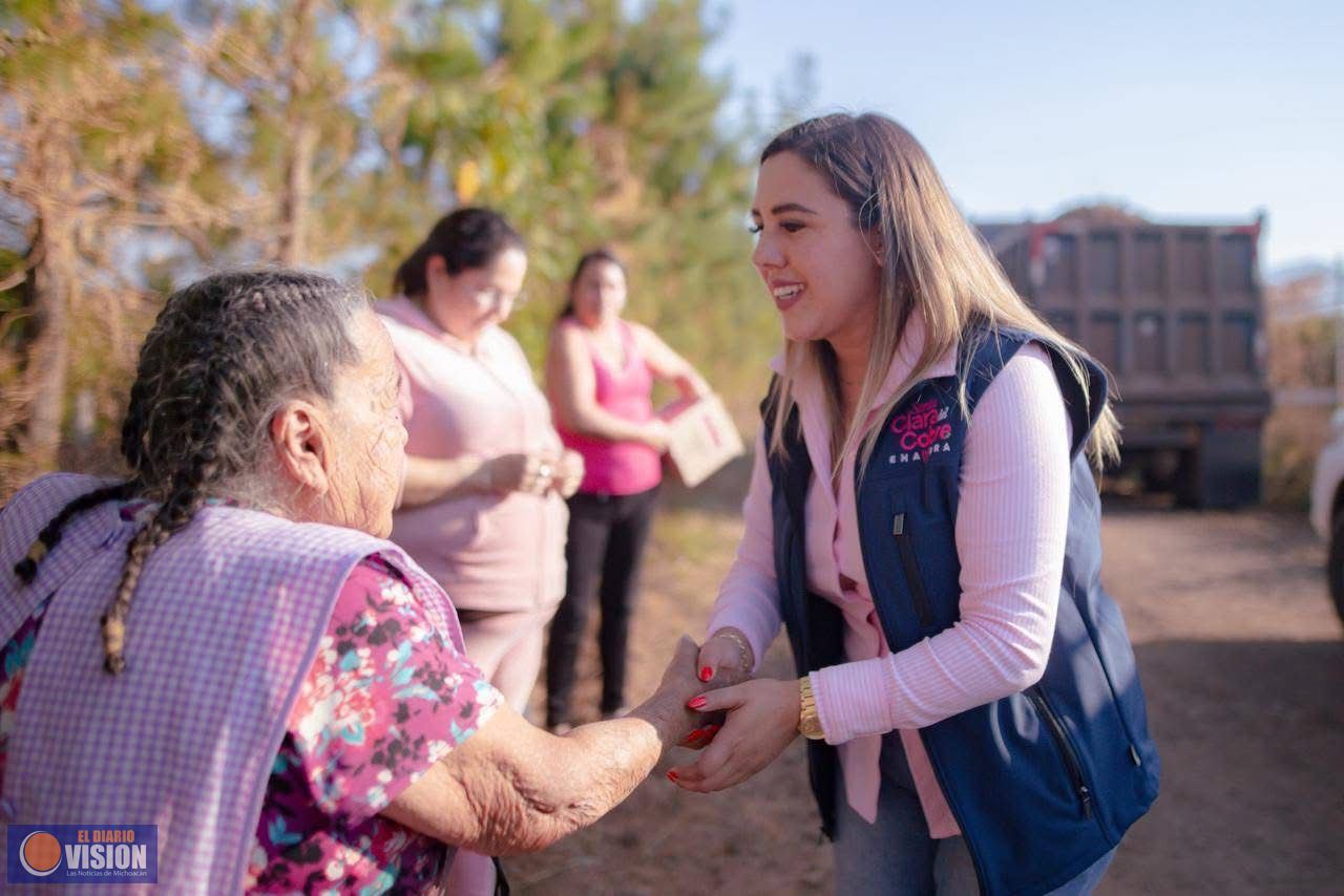 Dayana Pérez Mendoza fortalece apoyo a comunidades con entrega de balastre y despensas