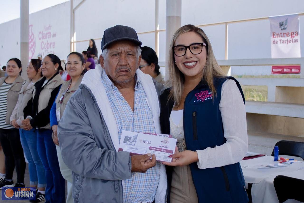 Dayana Pérez acompaña entrega de más de 300 tarjetas de programas bienestar en Salvador Escalante