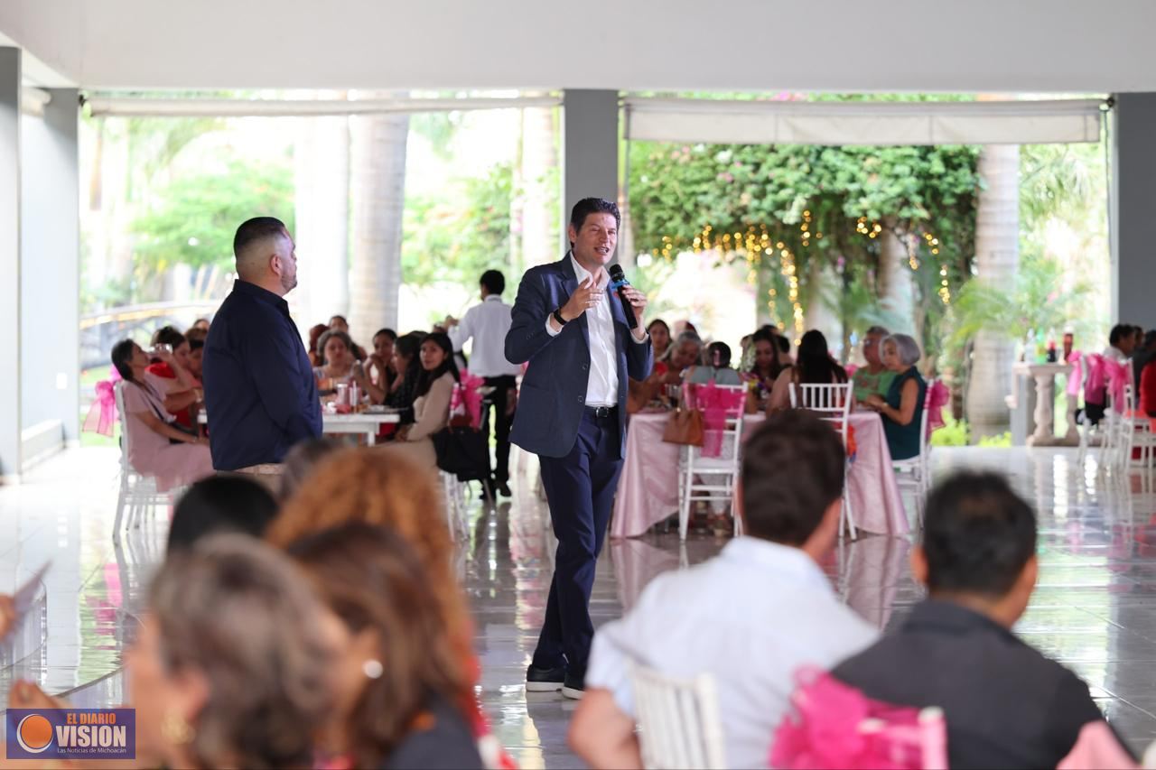 Alfonso Martínez Alcázar felicita a madres trabajadoras del Sindicato de Limpia y del Ooapas