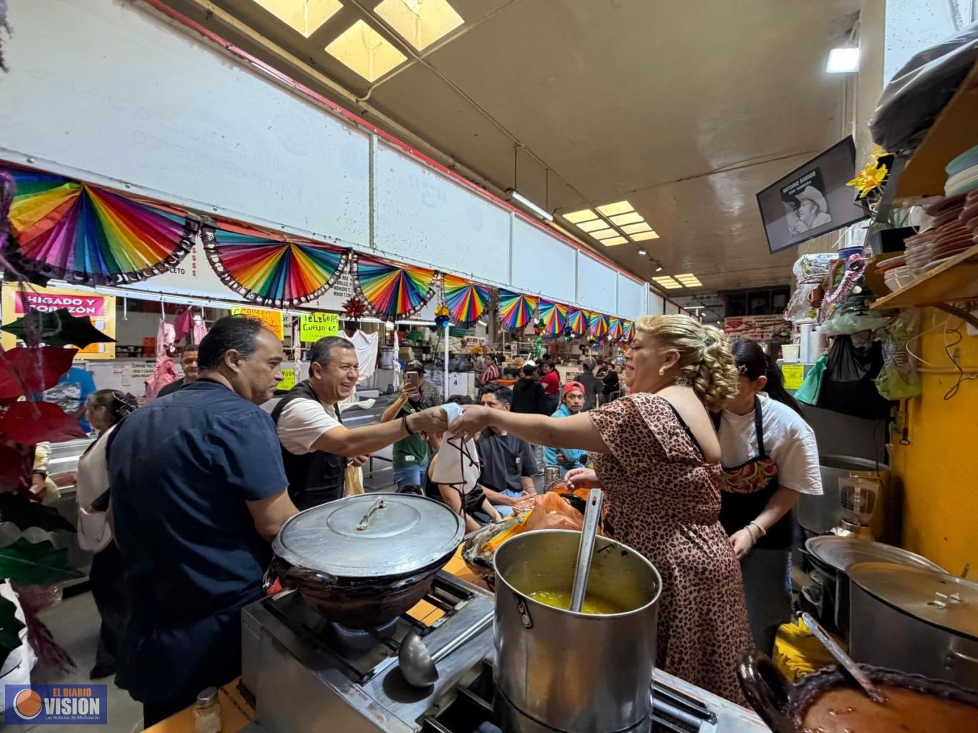 Barragán celebra a las mamás morelianas en el mercado Independencia