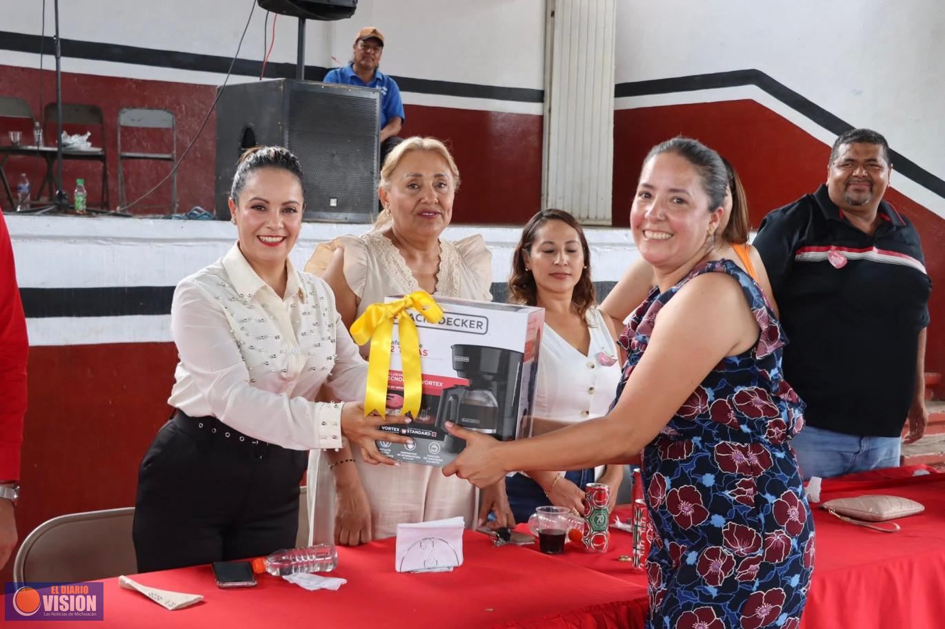 Reconoce Graciela Hernández Arreola la gran labor que realizan los maestros en las aulas 