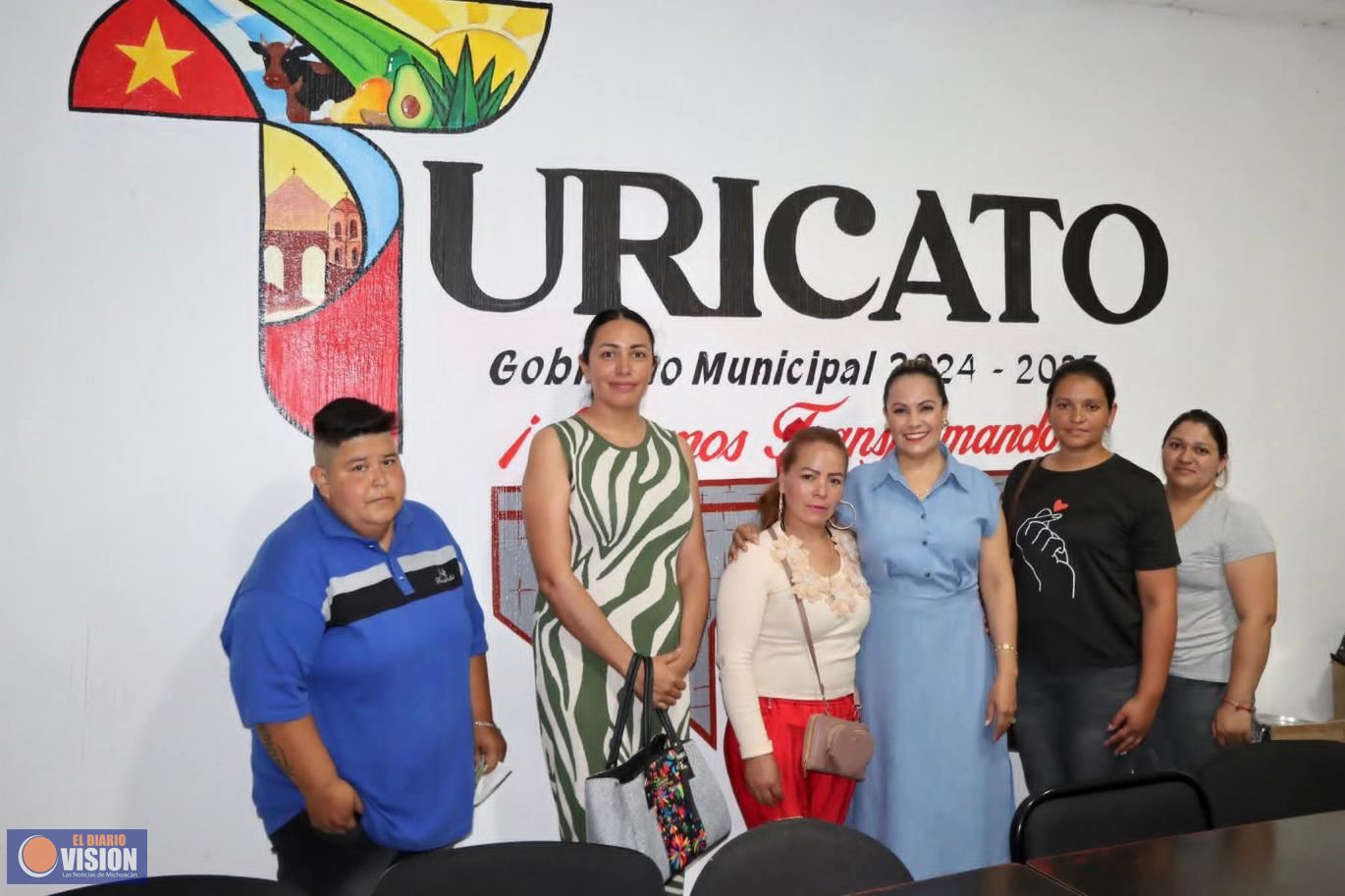 Graciela Hernández Arreola entregó apoyos económicos a diversas familias 