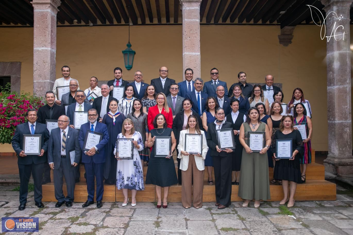 El Nicolaita Jorge Álvarez Banderas recibió reconocimiento al Mérito a la Excelencia Educativa 