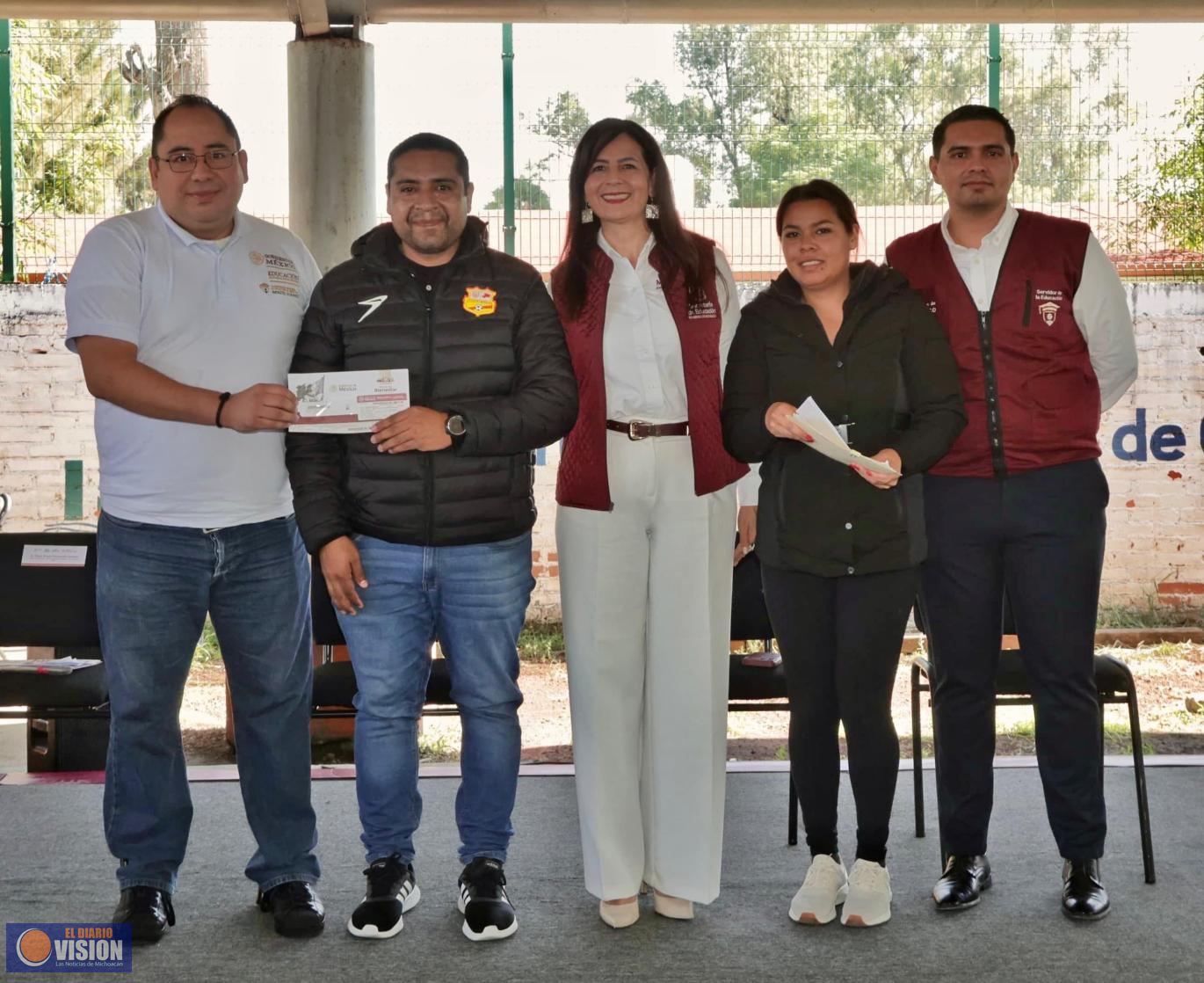 Gabriela Molina acerca información sobre becas a familias michoacanas