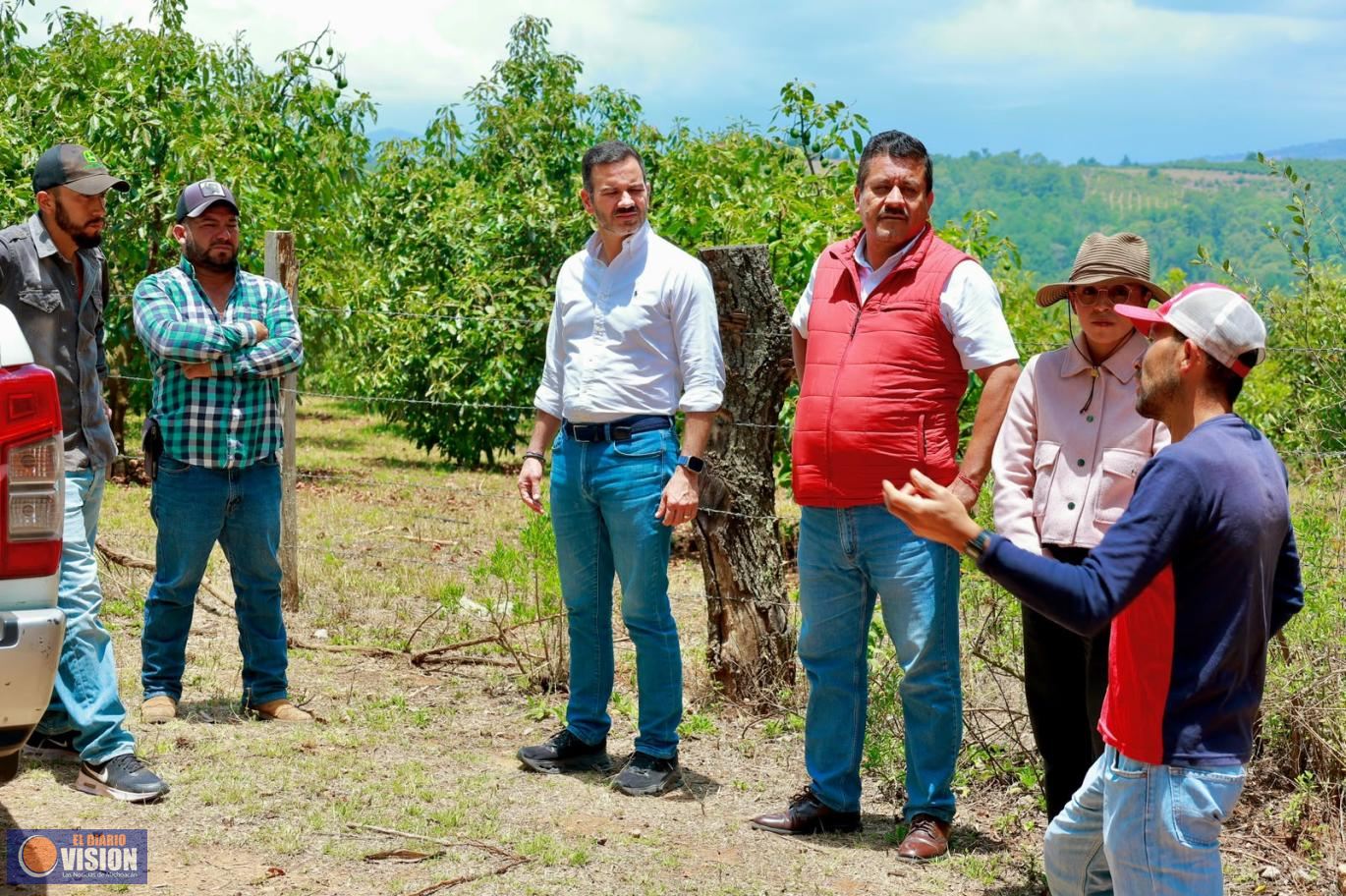 Yankel Benítez supervisa caminos rurales junto con la Saderm