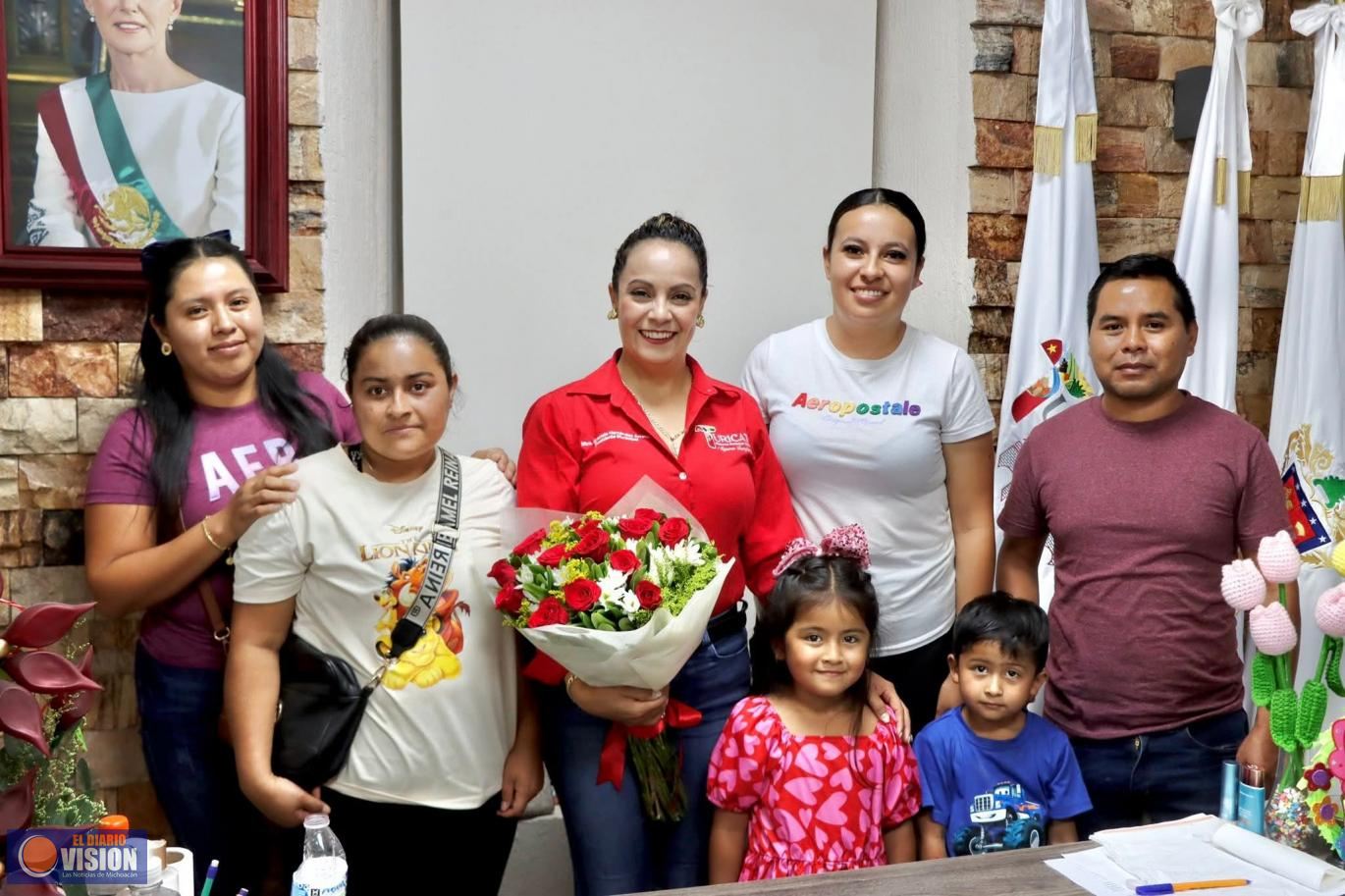 Eligen a Graciela Hernández Arreola madrina de generación del Jardín 