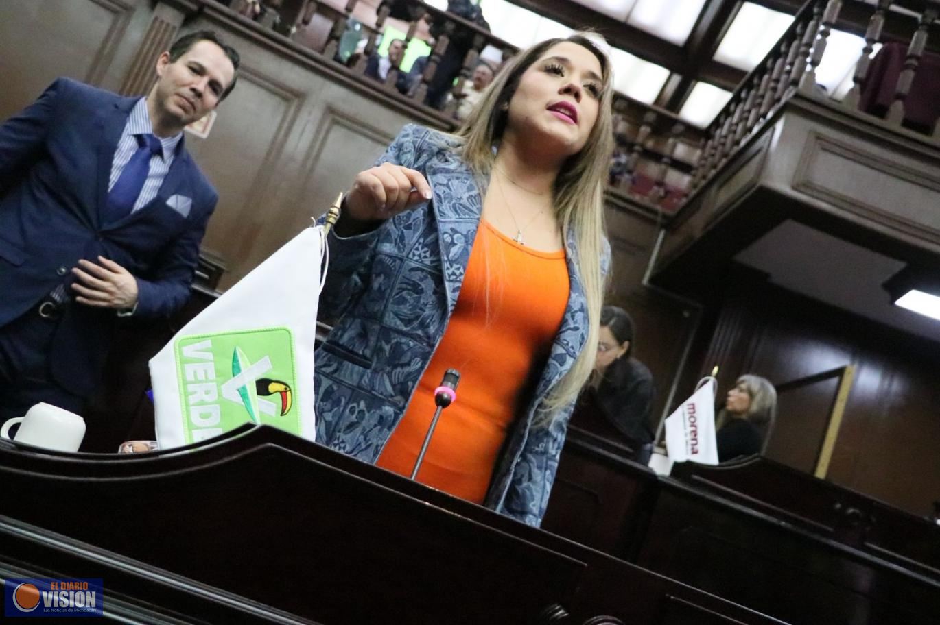 Llama Xóchitl Ruiz a dignificar condiciones laborales y garantizar a familias de policías caídos