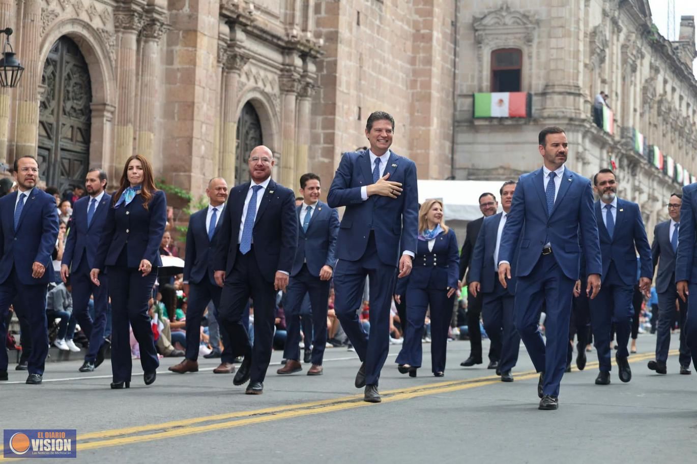 Desfile por Aniversario de la Independencia llena de fervor patrio el Centro de Morelia
