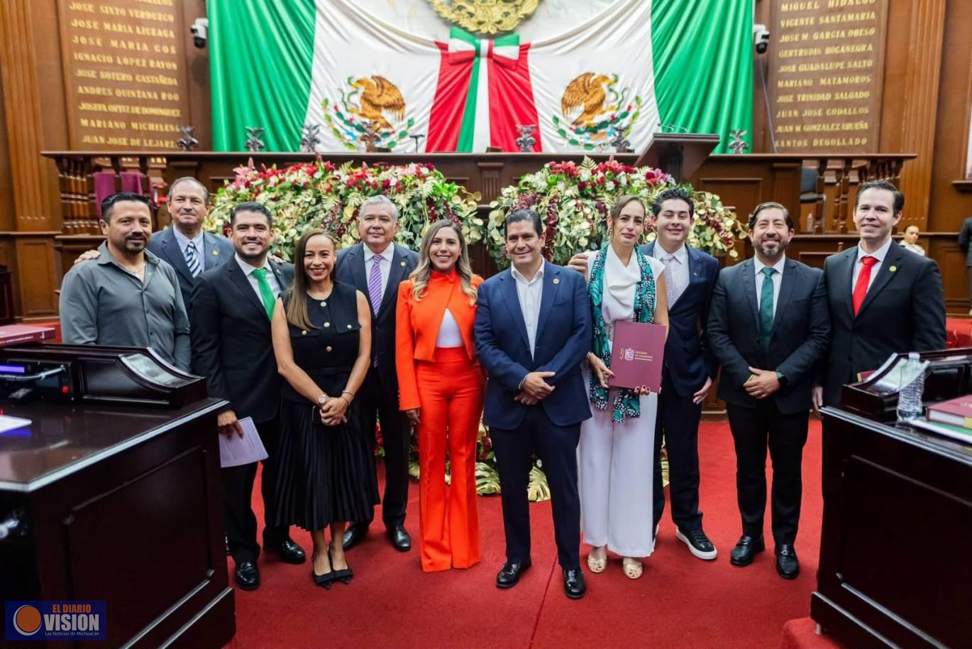 Dayana Pérez Mendoza acompaña al gobernador Alfredo Ramírez Bedolla