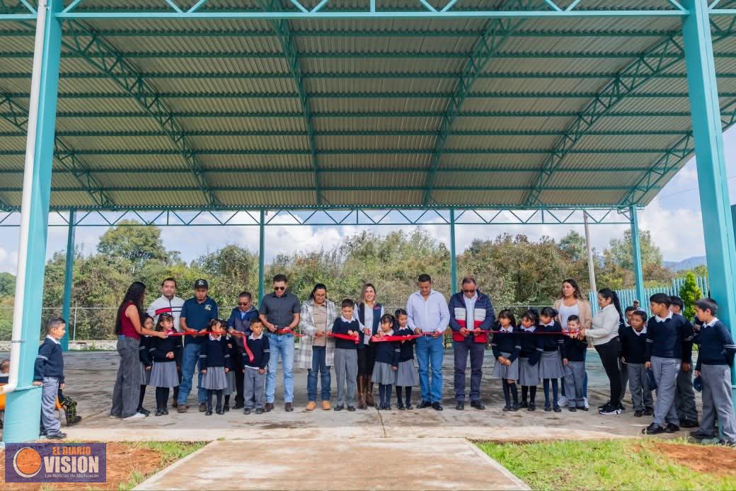 Dayana Pérez Mendoza fortalece infraestructura educativa