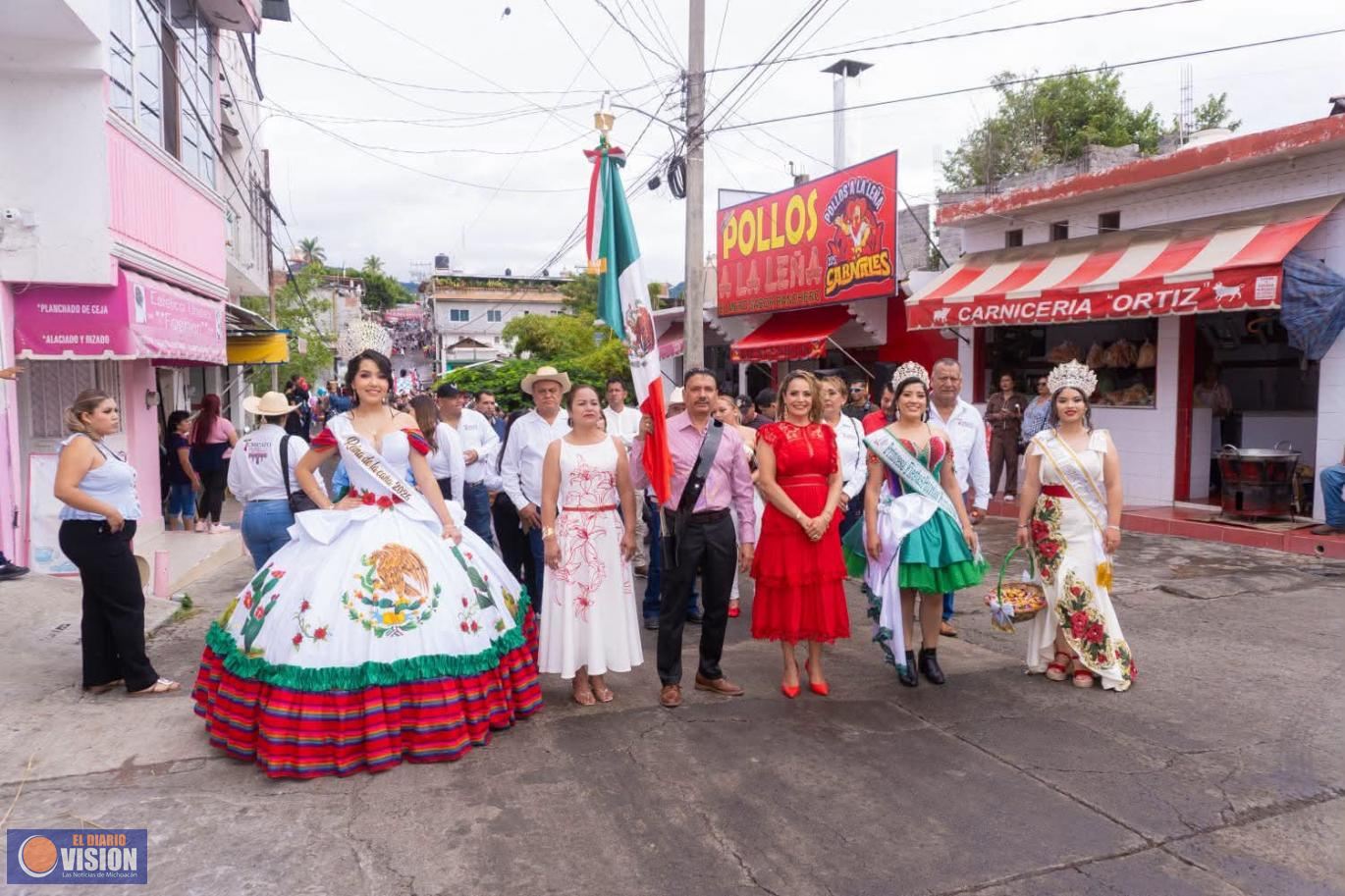 Encabeza Graciela Hernández Arreola desfile cívico por Fiestas Patrias Puruarán 2026 