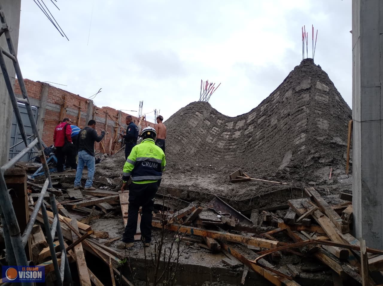 Atiende CRUM a lesionados tras colapso de cimbra en construcción en Morelia