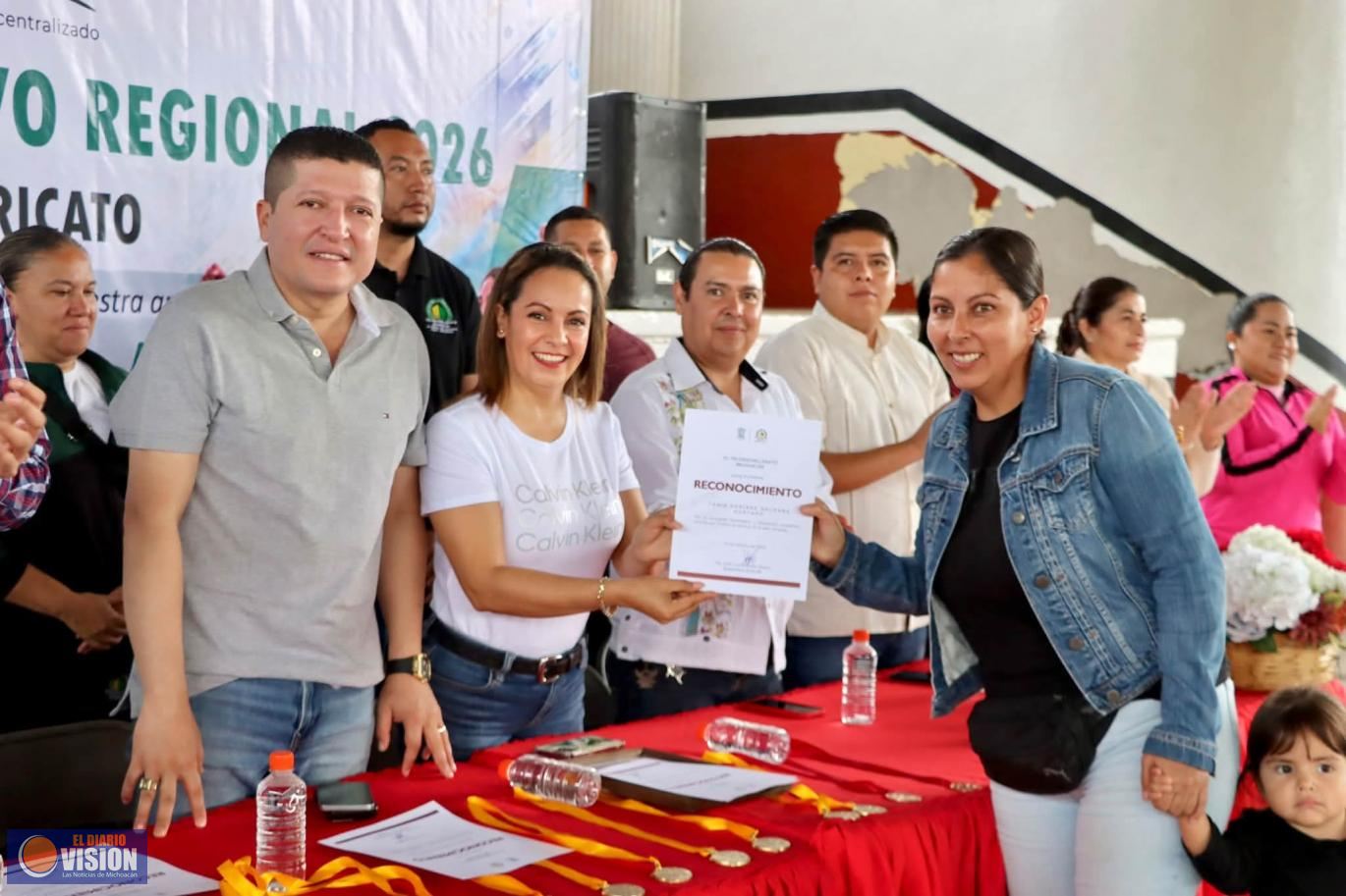 Reconoce Graciela Hernández Arreola a docentes de Telebachillerato con 15 años de trayectoria