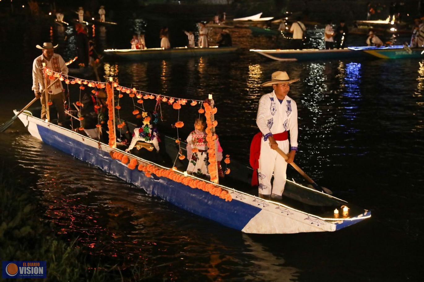 Canales iluminados y ofrendas flotantes en Urandén;“El camino de las ánimas”