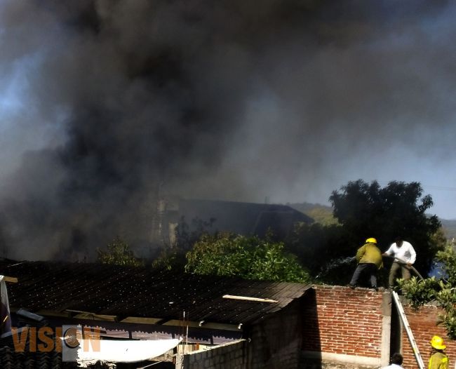 Incendio consume un taller mecánico en Uruapan