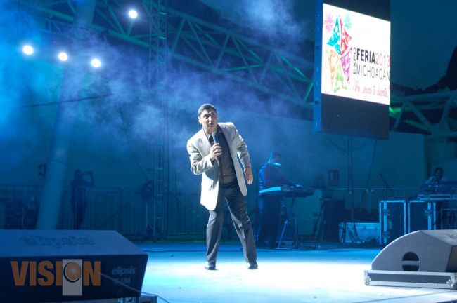 El Comediante JJ puso a reír al público en el Teatro del Pueblo de la Expo Feria