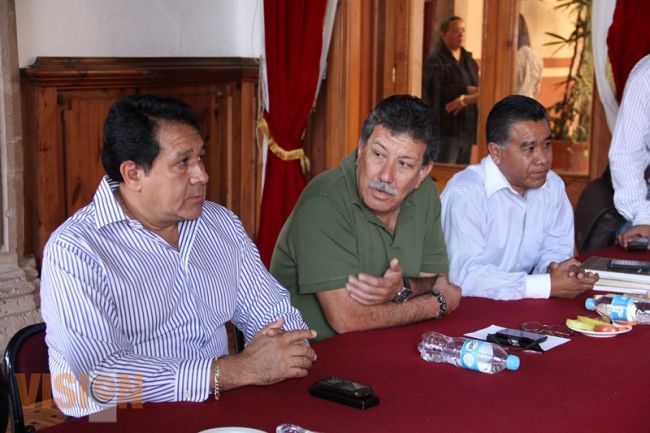 Recibe Armando López, notificación de su designación como acreedor al Mérito Docente