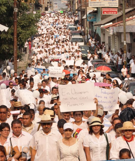 Miles de uruapenses marchan por La Paz y seguridad